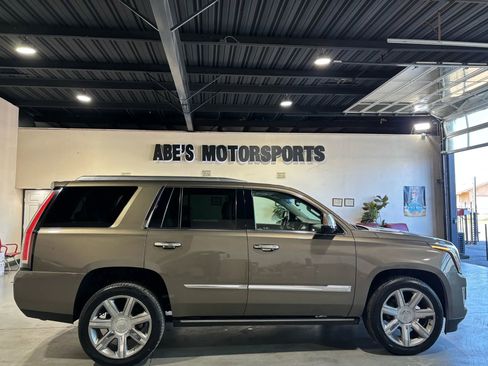 Used 2016 Cadillac Escalade Premium image 4