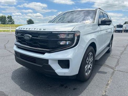Certified 2025 Ford Expedition Active RWD image 4