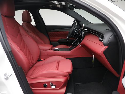 New 2025 Maserati Grecale GT image 17