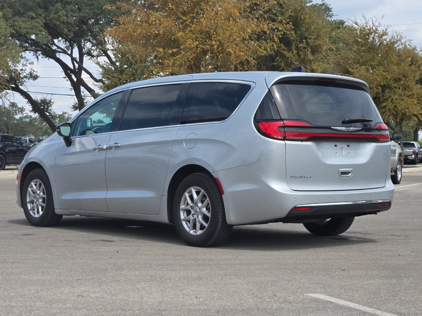 Used 2024 Chrysler Pacifica Touring-L FWD image 3