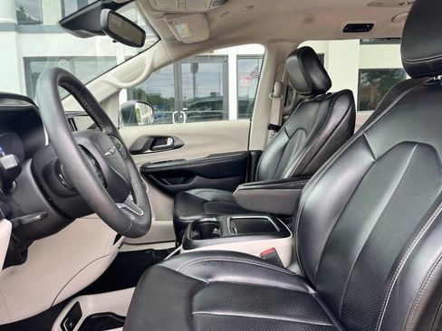Used 2023 Chrysler Pacifica Touring-L FWD image 10