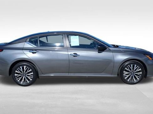 Used 2025 Nissan Altima 2.5 SV image 9