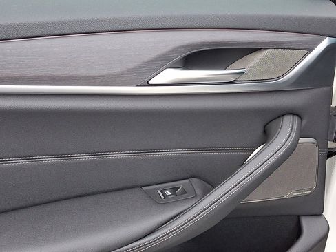 Used 2023 BMW 540i xDrive w/ Premium Package image 19