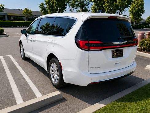 Used 2024 Chrysler Pacifica Touring-L FWD image 11