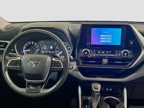 Used 2025 Toyota Highlander XLE FWD image 20