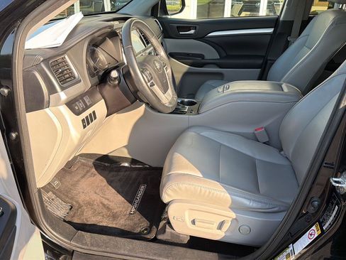 Used 2017 Toyota Highlander XLE FWD image 10
