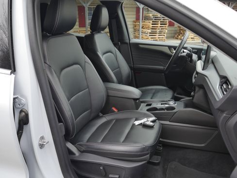 Certified 2025 Ford Escape Platinum AWD/4WD image 24