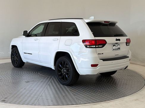 Used 2021 Jeep Grand Cherokee Laredo X AWD/4WD image 3