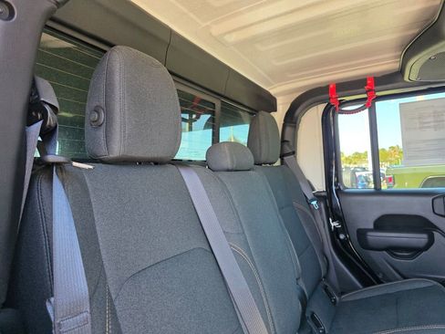 Used 2024 Jeep Gladiator Sport image 14