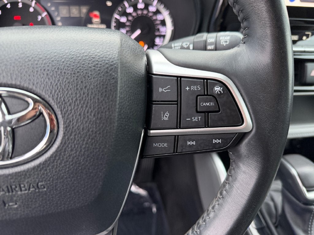 Used 2023 Toyota Highlander LE FWD image 16