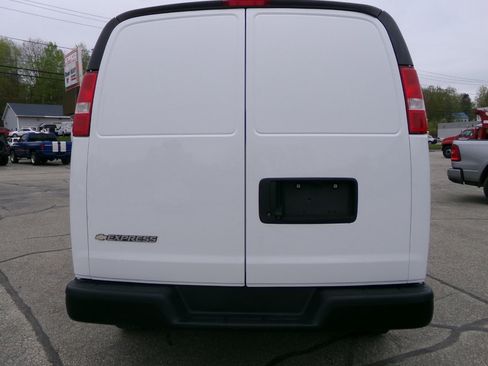 Used 2018 Chevrolet Express 3500 Extended w/ Driver Convenience Package image 4