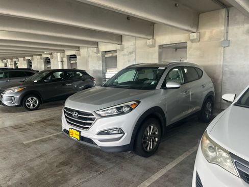 Used 2016 Hyundai Tucson SE w/ Option Group 02 FWD image 3