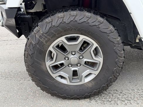 Used 2018 Jeep Wrangler Unlimited Rubicon w/ Connectivity Group image 15