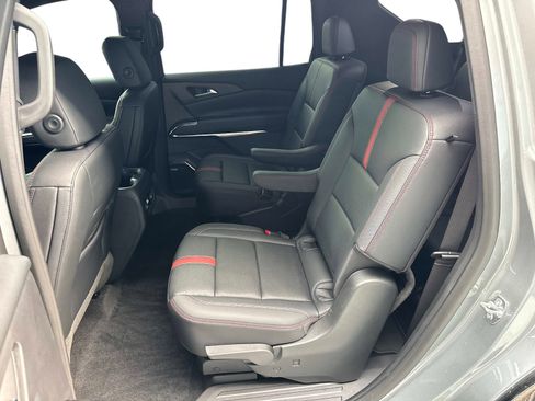 Used 2025 Chevrolet Traverse RS FWD image 14