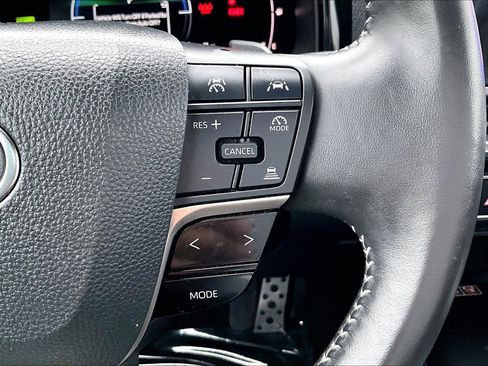 Used 2025 Toyota Camry SE FWD image 18