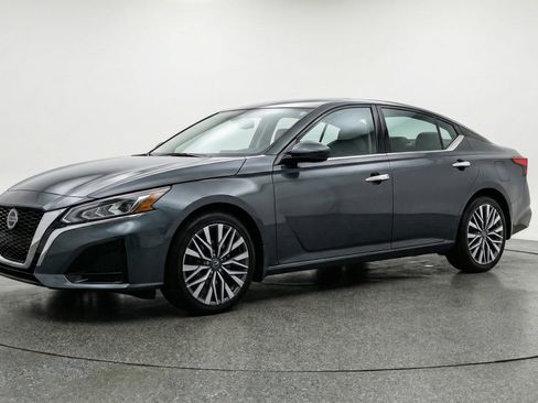 Used 2025 Nissan Altima 2.5 SV image 3