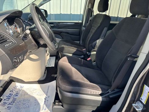 Used 2018 Dodge Grand Caravan SE w/ UConnect Hands-Free Group image 18