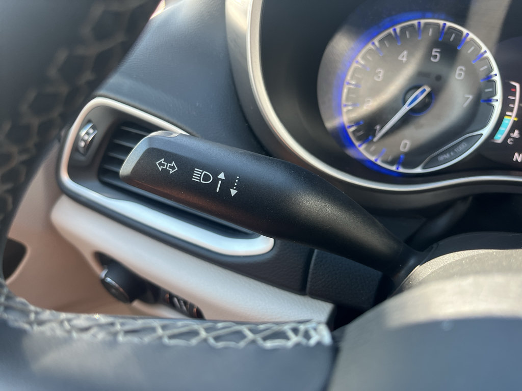 Used 2023 Chrysler Pacifica Touring-L FWD image 20