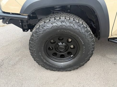 Used 2018 Toyota Tacoma TRD Off-Road w/ Technology Package AWD/4WD image 30