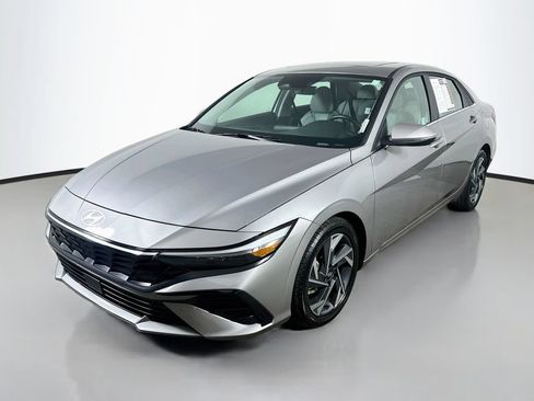 Used 2025 Hyundai Elantra Limited FWD image 3