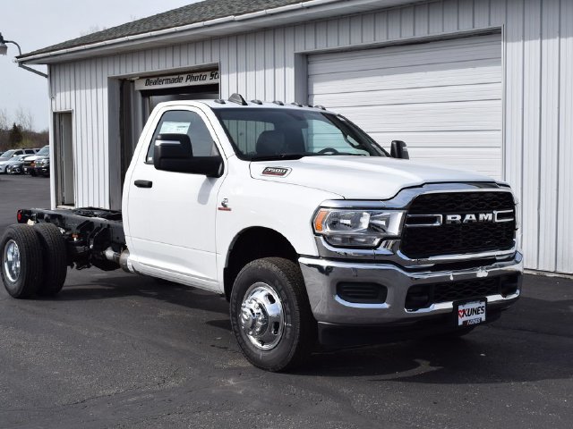 Used 2024 RAM 3500 Tradesman AWD/4WD image 2