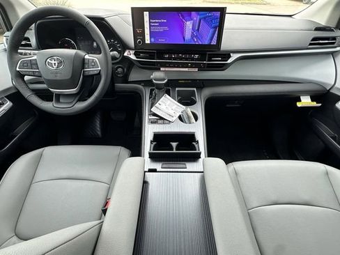 New 2026 Toyota Sienna XLE FWD image 10