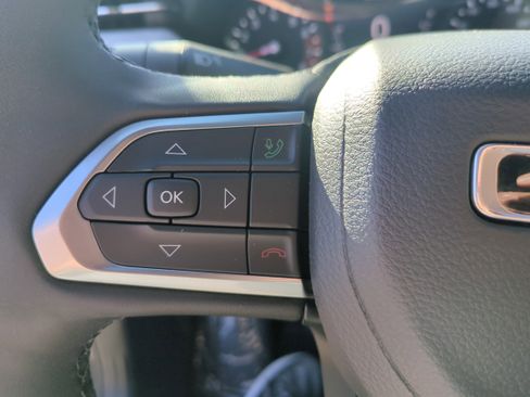 Used 2024 Jeep Compass Latitude image 12