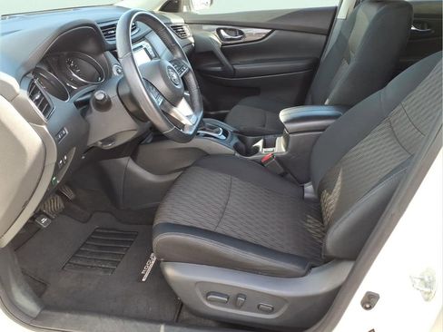 Used 2018 Nissan Rogue SV image 16