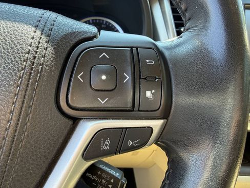 Used 2018 Toyota Highlander XLE AWD/4WD image 19