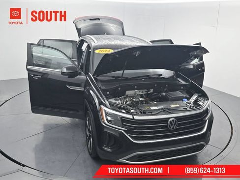 Used 2024 Volkswagen Atlas Cross Sport SE FWD image 60