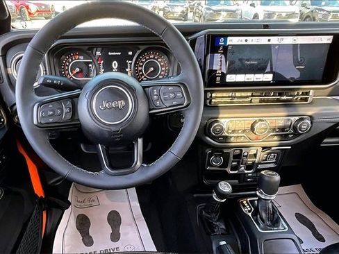 Used 2025 Jeep Gladiator Sport image 8