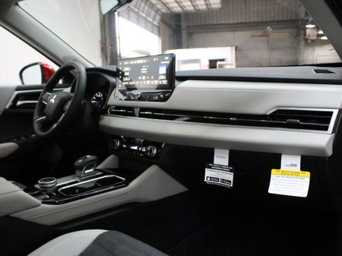 New 2026 Mitsubishi Outlander SE image 17