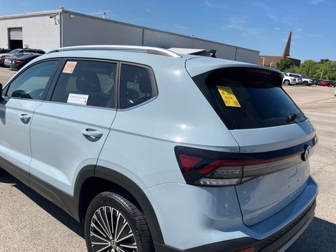Used 2025 Volkswagen Taos SE FWD image 5