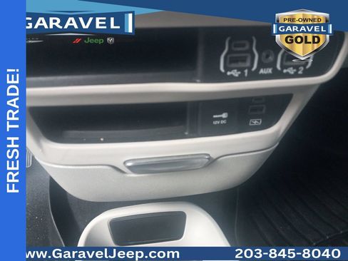 Used 2022 Chrysler Pacifica Touring-L FWD image 14
