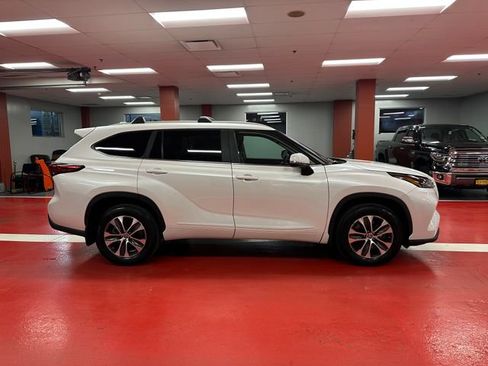 Used 2023 Toyota Highlander XLE image 3