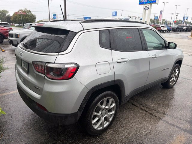 Used 2024 Jeep Compass Latitude w/ Sun and Sound Group AWD/4WD image 11