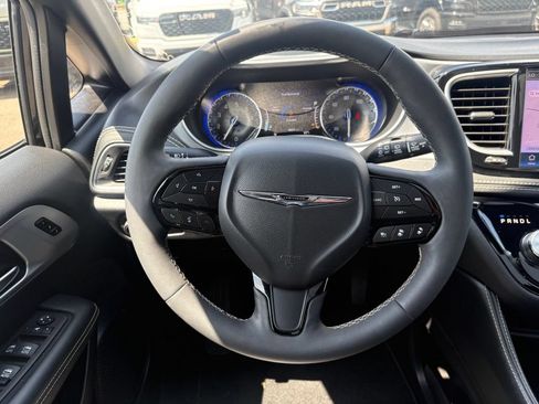 Used 2025 Chrysler Pacifica Limited FWD image 17