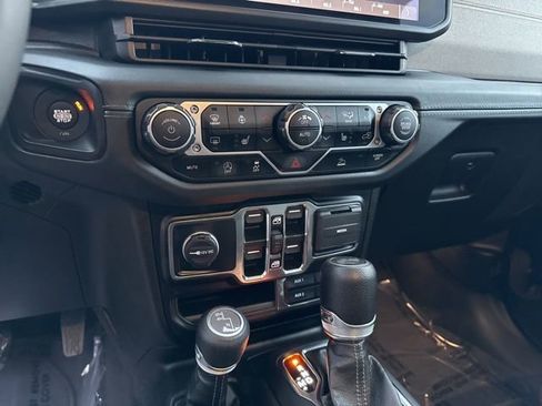 Used 2024 Jeep Wrangler Sahara image 28