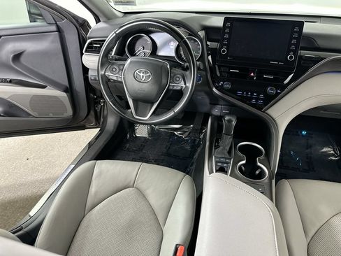 Used 2022 Toyota Camry XLE FWD image 18