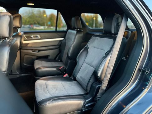Used 2017 Ford Explorer XLT image 12