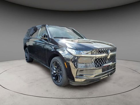 New 2025 Lincoln Navigator Reserve w/ Jet Appearance Package AWD/4WD image 4