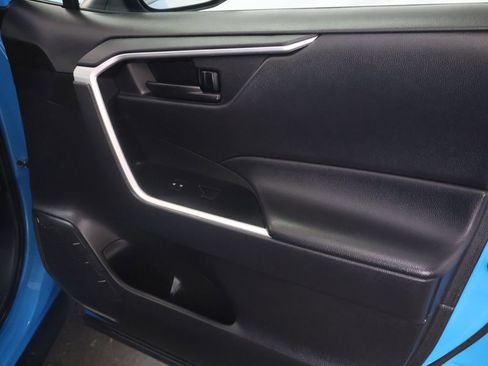 Used 2021 Toyota RAV4 LE FWD image 12