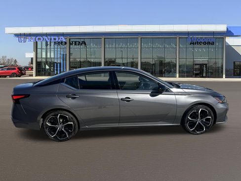 Used 2024 Nissan Altima 2.5 SR FWD image 5