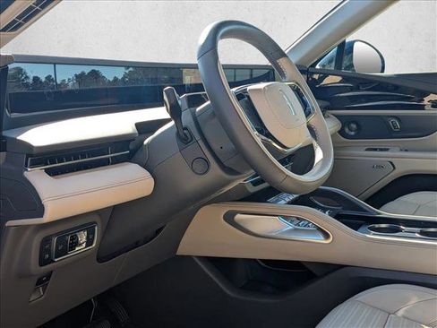 Used 2025 Lincoln Nautilus Reserve image 10