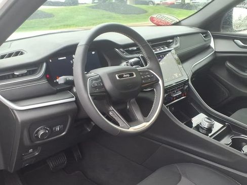 Used 2024 Jeep Grand Cherokee Laredo w/ Luxury Tech Group I AWD/4WD image 7