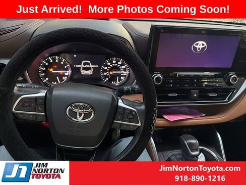 Used 2021 Toyota Highlander Platinum image 11