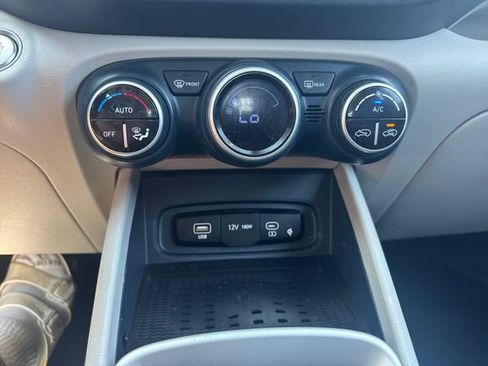 Used 2023 Hyundai Venue Limited FWD image 24