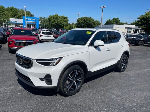 Used 2023 Volvo XC40 B5 Plus AWD/4WD image 3