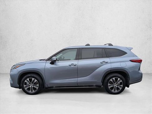 Used 2022 Toyota Highlander XLE AWD/4WD image 9