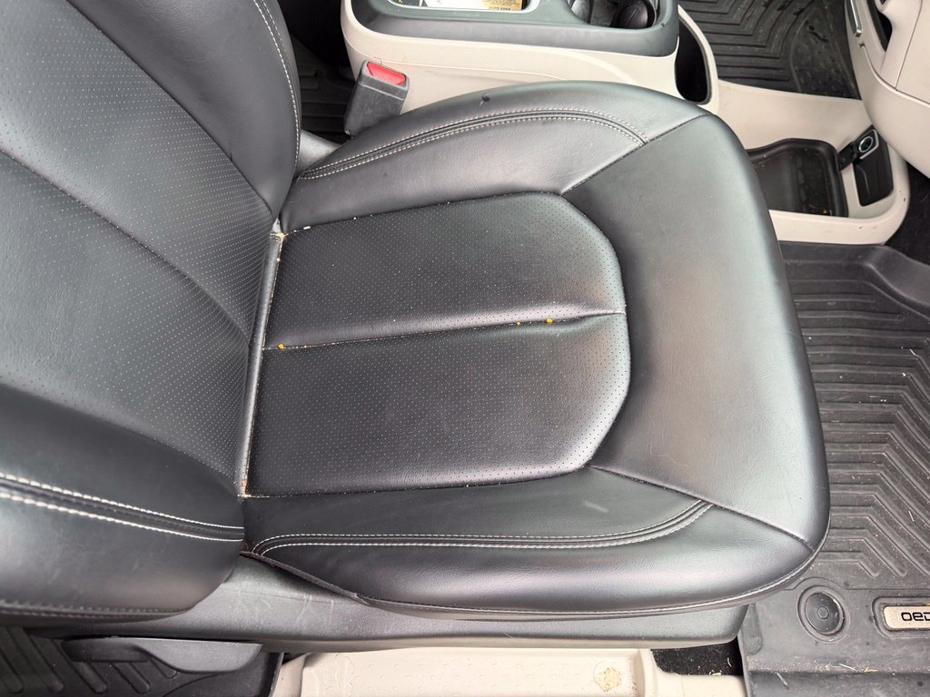 Used 2023 Chrysler Pacifica Touring-L AWD/4WD image 16